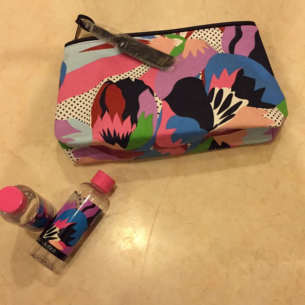 🎁$8 or free with any purchase ! Estée Lauder cosmetic bag & travel bottles